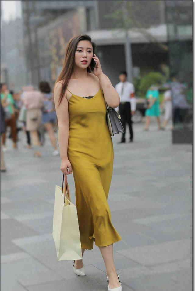 街拍：一席连衣裙落落大方，小姐姐的气质把我迷住了