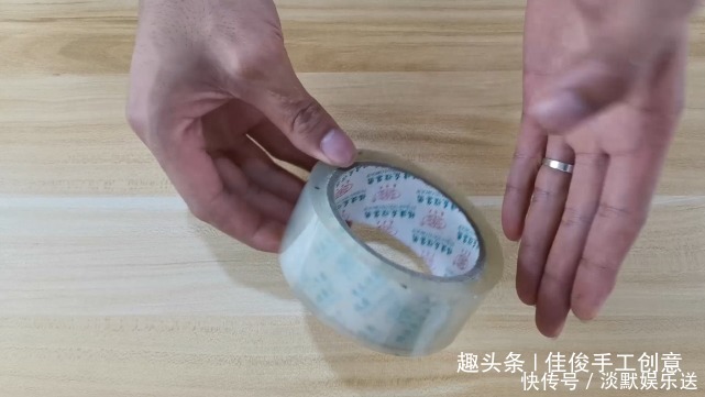 塑料瓶|原来透明胶还有大用途，放在水中泡一泡，解决了家里的一困扰！