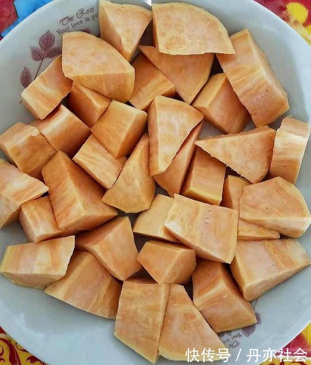 红薯块|红薯和它一起煮,早晚吃一点,宿便没了,腰变细了,气色也好了
