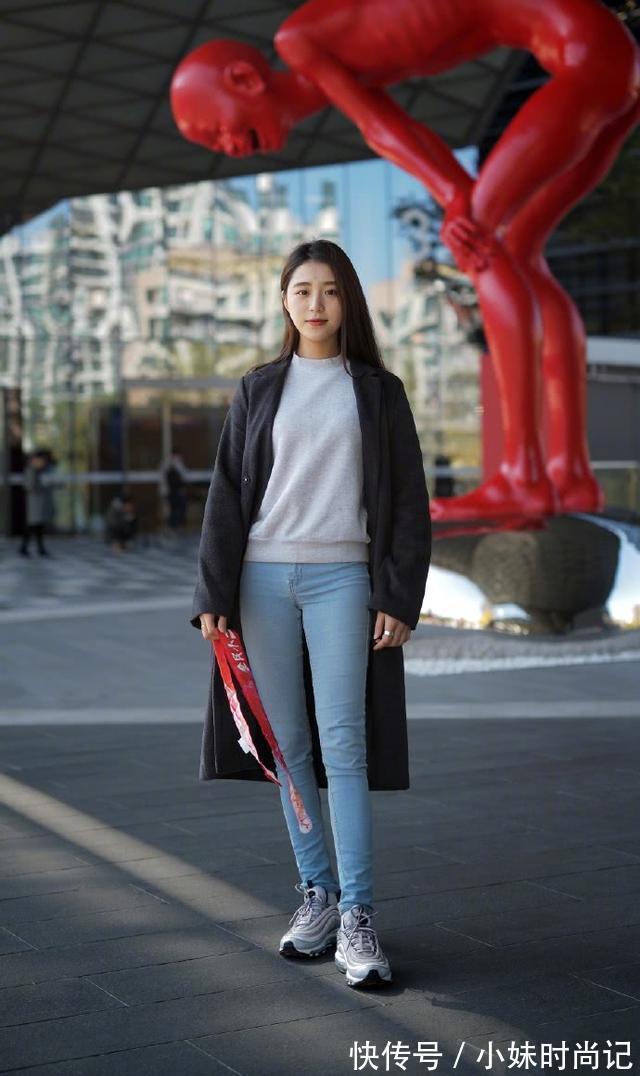 搭配 街拍:青春活力范的小姐姐,七分打底裤搭配卫衣,尽显休闲风格!