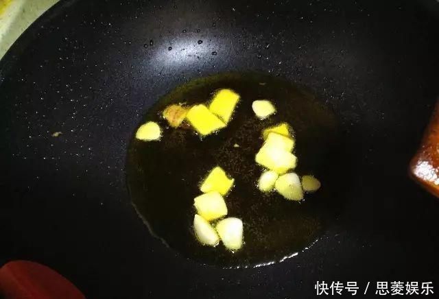 辣子鸡最好吃的做法,大厨教你在家做出来,越吃越上瘾收藏了