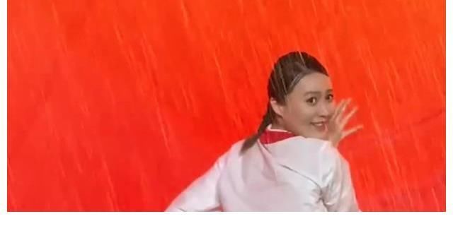 演员|鸟巢感动瞬间的背后：为什么上一秒下雨，下一秒演员衣服就干了？
