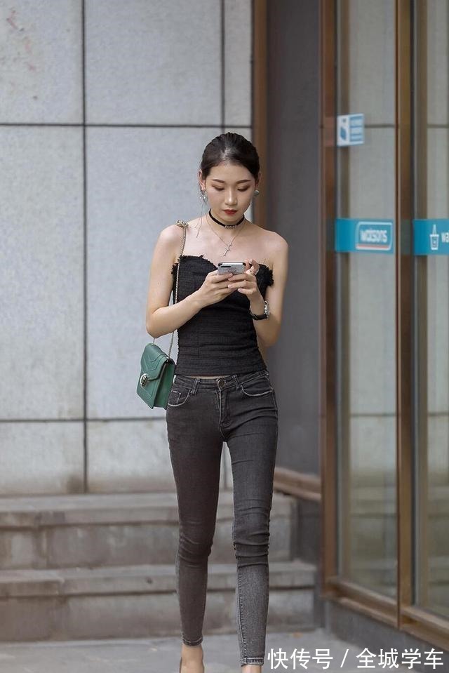 t+ 深蓝色弹力长袖搭浅蓝色打底裤，色调自然吸睛，舒适而不失美感！