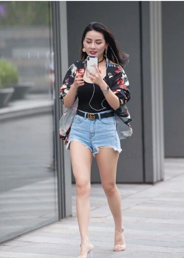洒脱|街拍:小姐姐穿着打扮是最为经典的搭配之一,帅气洒脱