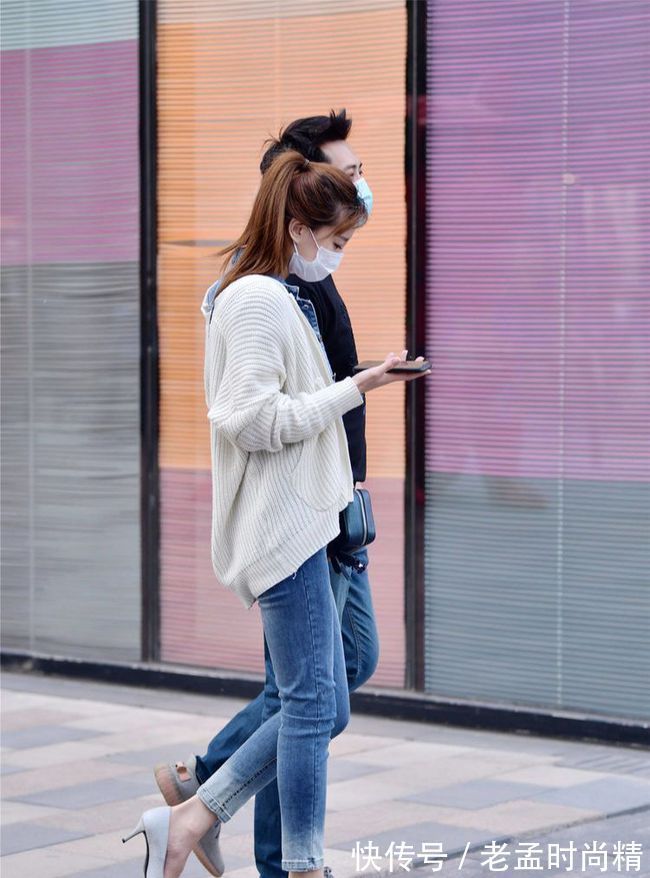 牛仔裤 小姐姐们的身材都真好,长发飘飘搭配紧身牛仔裤,性感十足