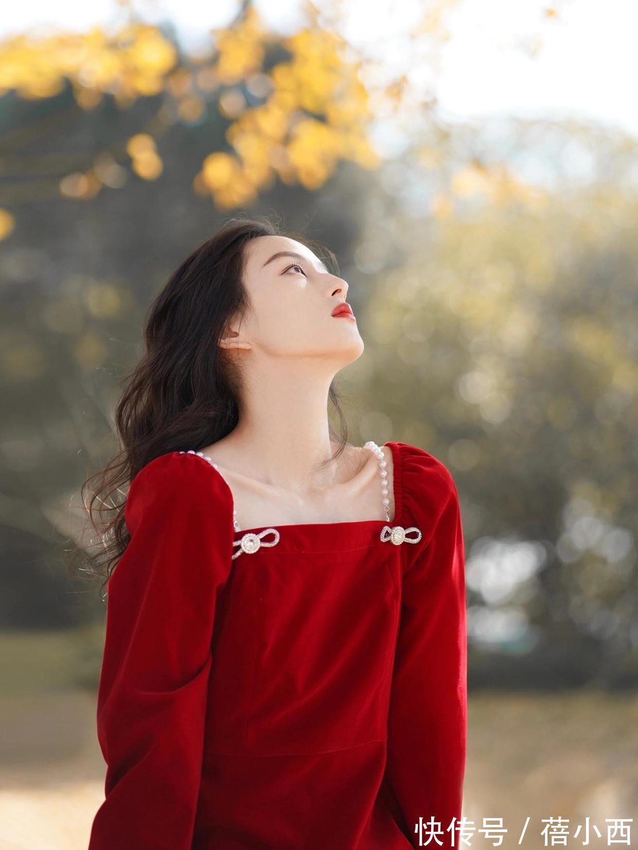 战袍 新年战袍你准备好了吗？“红色连衣裙”吸睛满分，优雅又有女人味