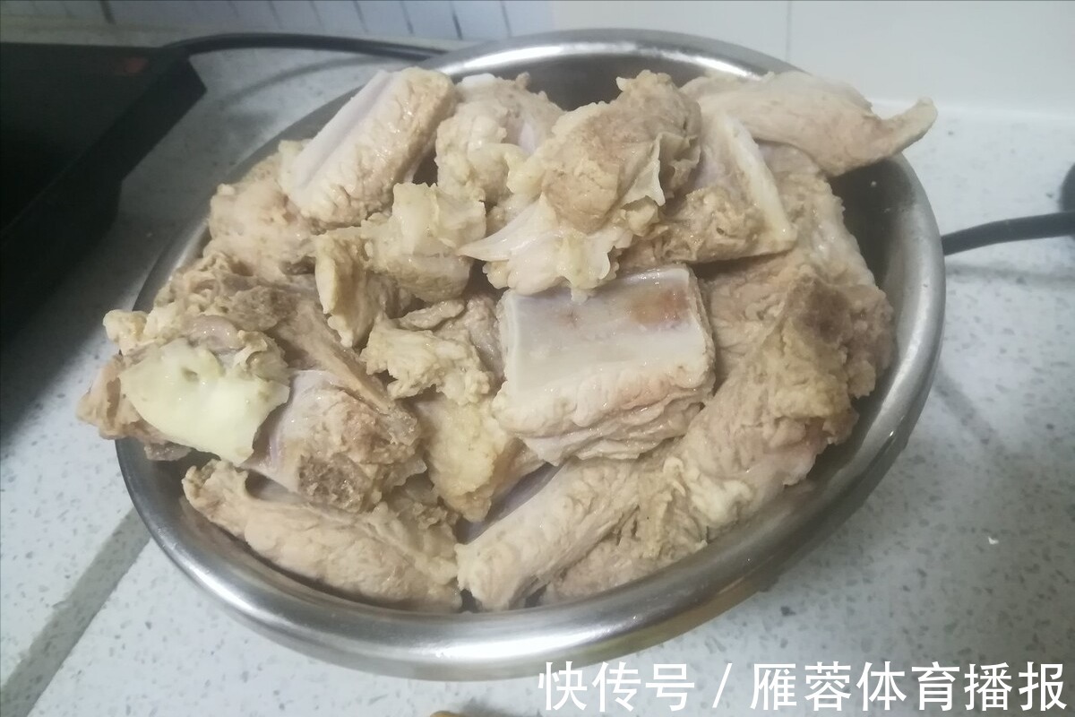跟着我一起|排骨不管怎么做，切记不要直接焯水，多做1步，排骨鲜嫩还不腥