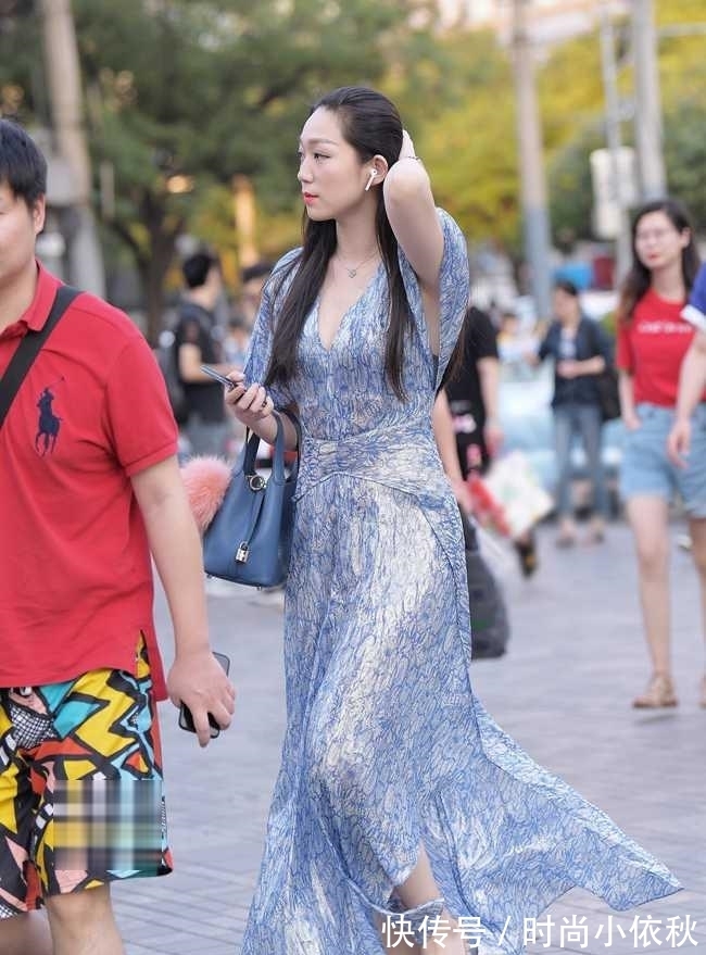 连衣裙 美女连衣裙是真特别,有种“大海”的味道