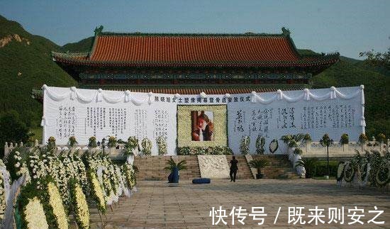 冯其庸|“林妹妹”陈晓旭墓地，鲜花簇拥，一尊汉白玉雕像让人垂怜