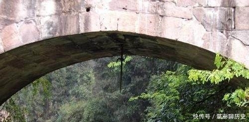 农村古桥下挂有1把古代宝剑,历经百年沧桑价值不菲,却为何无人敢拿?