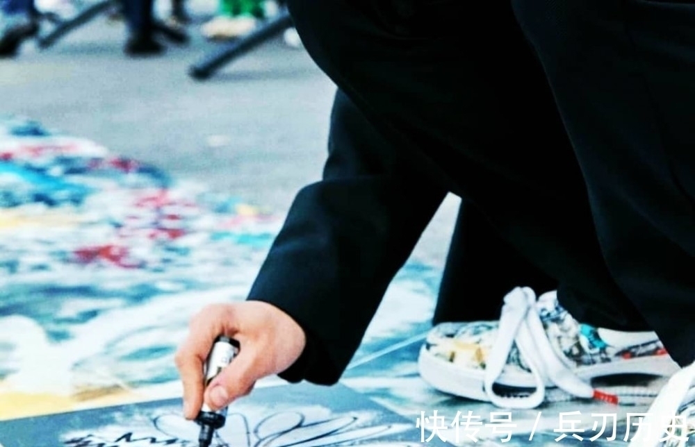 雏菊&首尔最新打卡点!GD亲自绘画、超大雏菊LOGO,怎么拍都是仙女等级