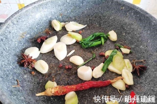 这个方法制作的酥鱼,孙女自己都能吃了,鱼刺变得绵软不必吐剌了