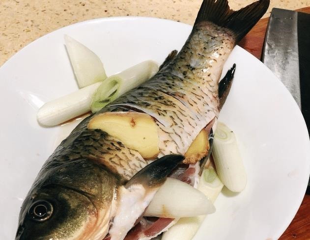 不管炖啥鱼汤，牢记别放“2料”，放错了鱼肉又柴又腥，鱼汤不鲜