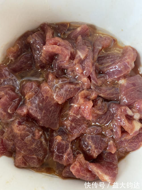 牛肉怎么腌才嫩?大厨教你3个技巧,不放料酒不放鸡蛋,滑嫩可口