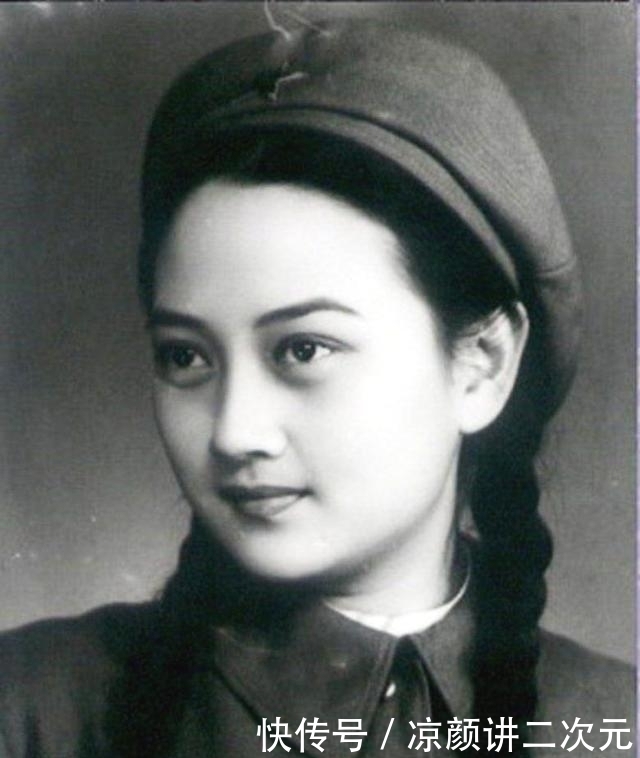 腼腆|老照片:70年前素颜美女,图4是腼腆的再婚寡妇,丈夫则一脸满足