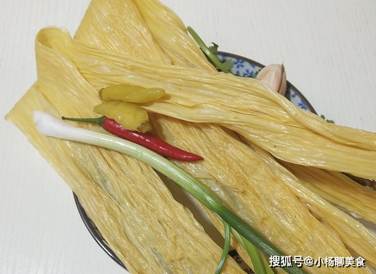香菜|腐竹别再炒着吃了，这样做营养丰富，还香辣下饭，一次吃两碗饭