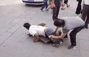 |搞笑GIF:假装什么都没有发生,我只是一个普通的路人甲……