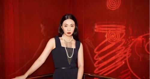 出行|女明星现身机场，穿基础款风衣出行机场，轻松穿出女神范