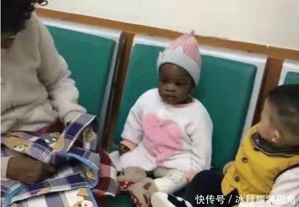手足无措|3岁宝宝初次见“黑人娃”火了!手足无措大声哭喊妈妈,这是啥