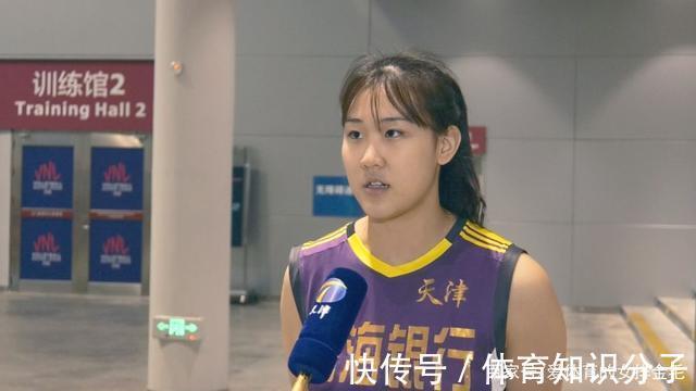队员|女排赛场再现队员踩脚受伤,可对手还在笑!球员应加强道德建设!