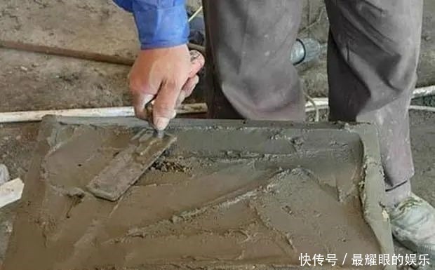 瓦工|贴瓷砖用瓷砖胶还是水泥我家泥瓦工铺砖时，一不小心说出了真相