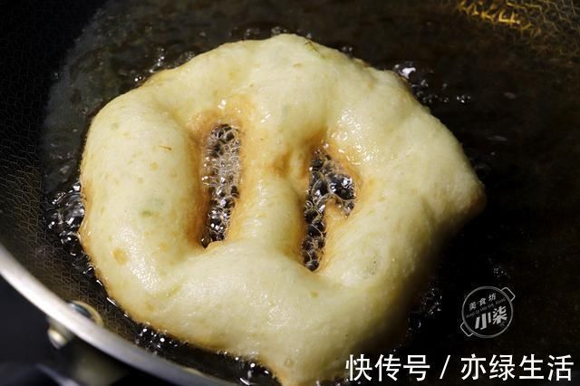 葱油饼的正确做法，不揉面不擀面，蓬松不油腻，比油条简单还好吃