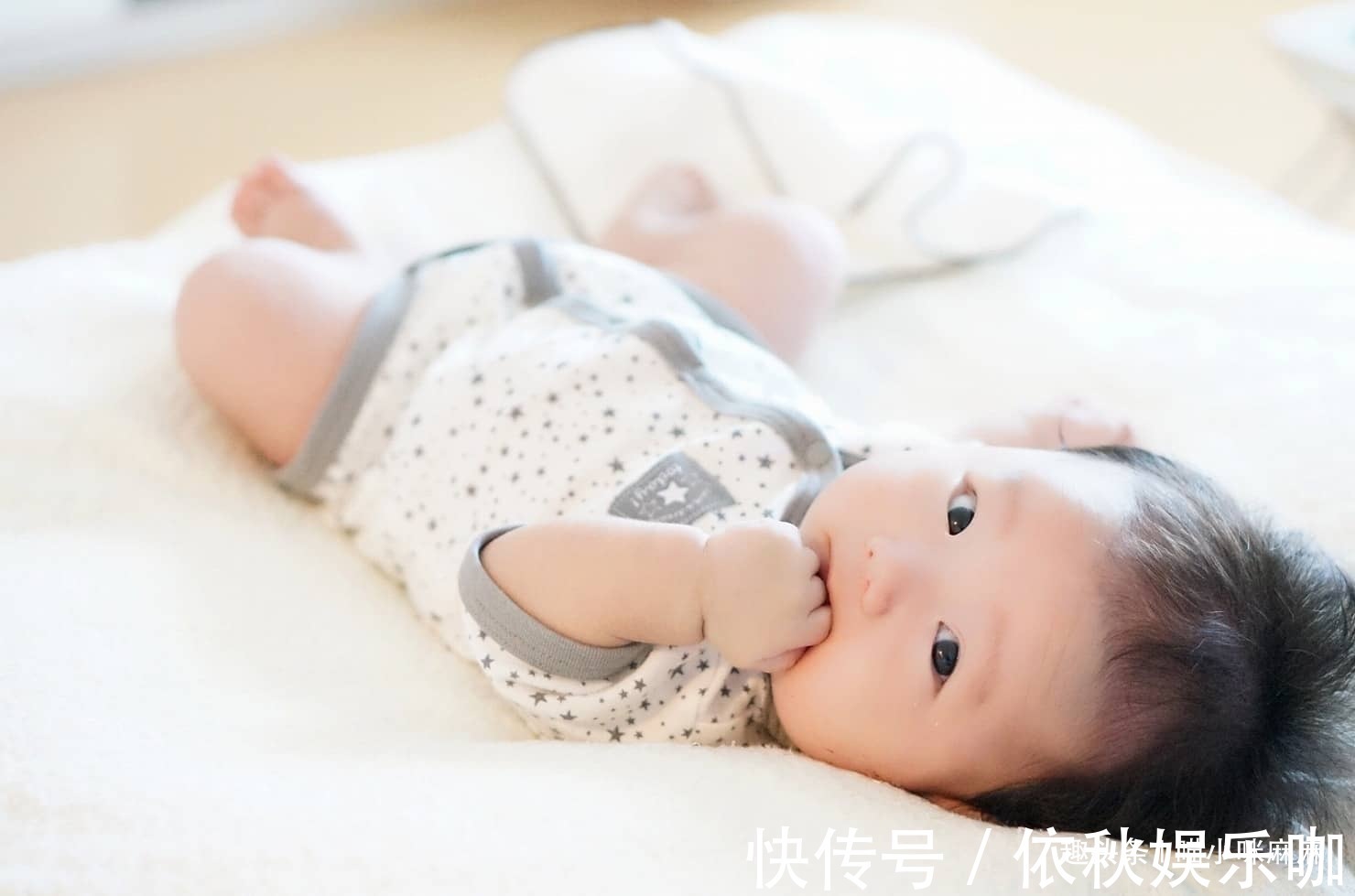 新手爸爸|“新手爸爸”陪娃午睡,醒后发现宝宝身体“凉了”,这反应绝了