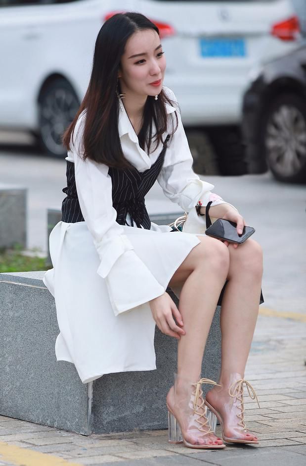 衬衫连衣裙搭配透明高跟鞋，长发美女气质尽显