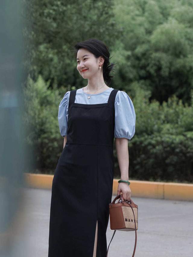 背带裙|牛仔背带裙小个子穿起来超时髦了!内搭白色短袖T恤,好看又减龄