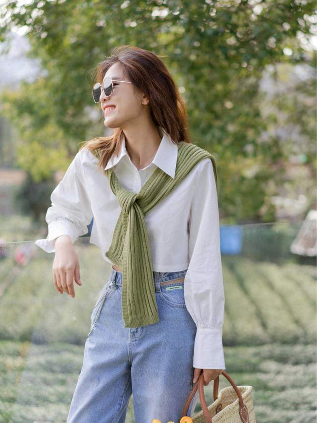 衬衫搭配|秋天的衬衫先别藏起来,搭配上牛仔裤可美了,比你想象中要好看