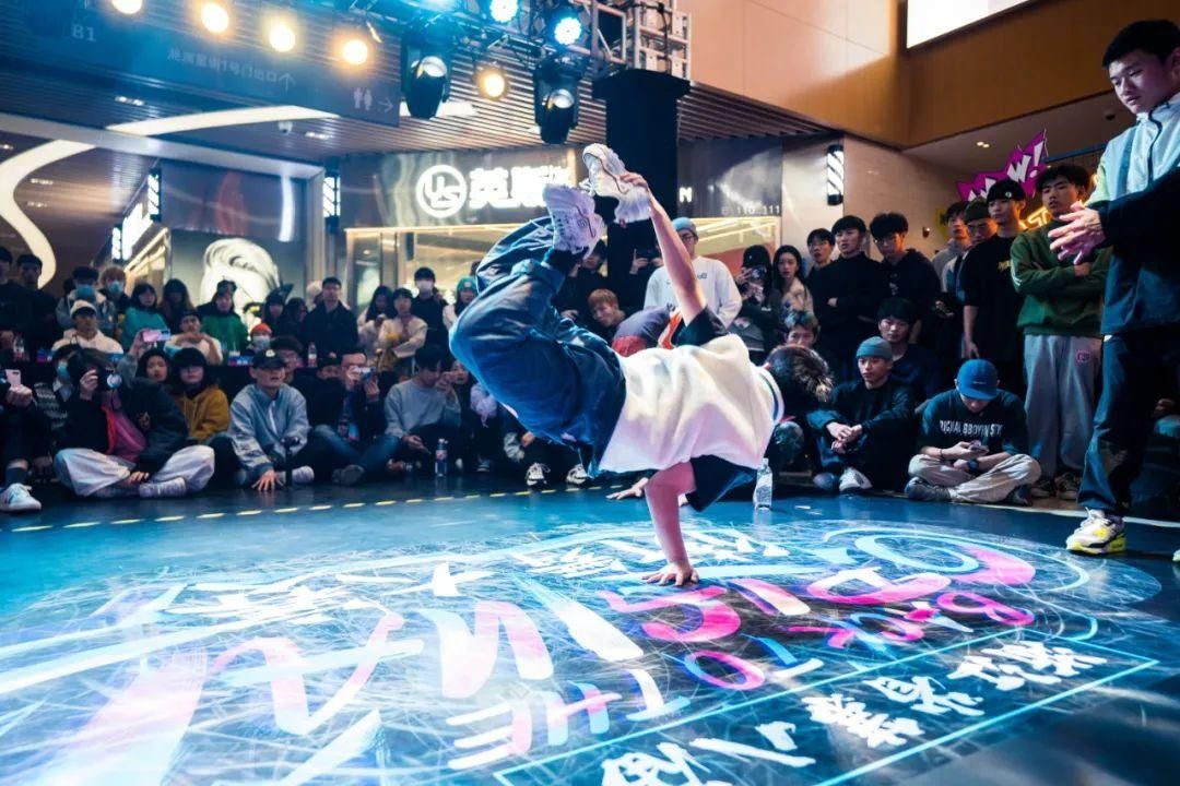 “炸翻全场”的杭州6岁女孩又拿下一个冠军！当年被认为不正经的这种舞，为何能入亚入奥？