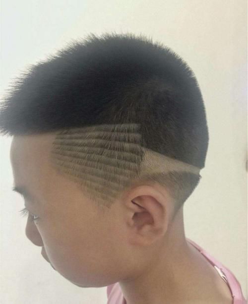 堪比|“睡扁头”的畸形美，堪比古代的“裹脚”，能放过孩子的头吗？