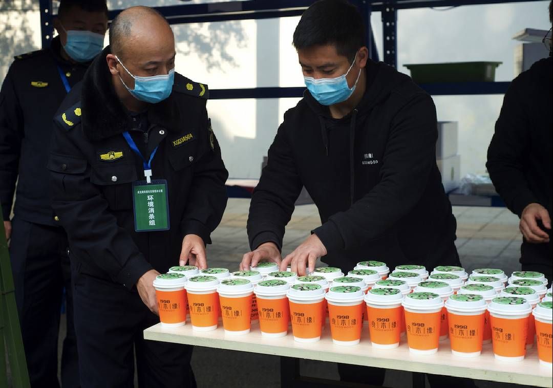 新闻记者|暖心！寒风中坚守一线的防疫人员，收到了100杯热咖啡