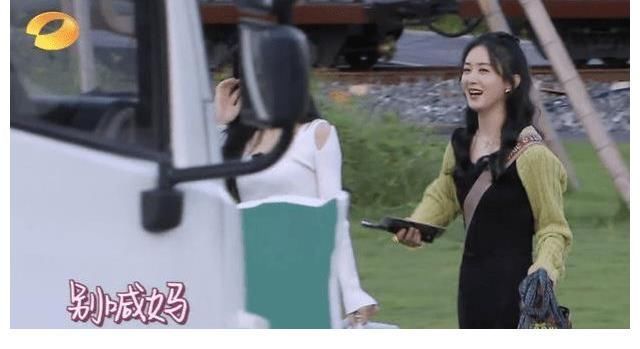 赵丽颖做客《中餐厅》,与黄晓明斗嘴画面搞笑,张碧晨用筷子盘头引争议