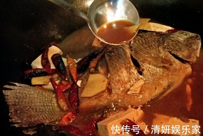 给鱼去腥，用料酒还是用醋都错了，只需一勺它，鲜嫩入味还不腥