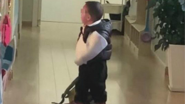 幼儿园“山鸡哥”走红,拖着“残躯”上学太霸气,老师:这是大佬