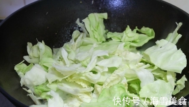 这菜我家隔两天就要炒一次，1颗菜炒2盘，叶子用手撕，加肉更香