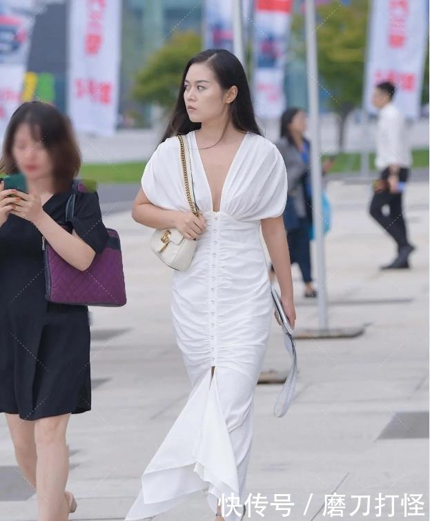搭配|紧身裙的装扮时髦又高级，自然魅力散发出来，绽放魅力