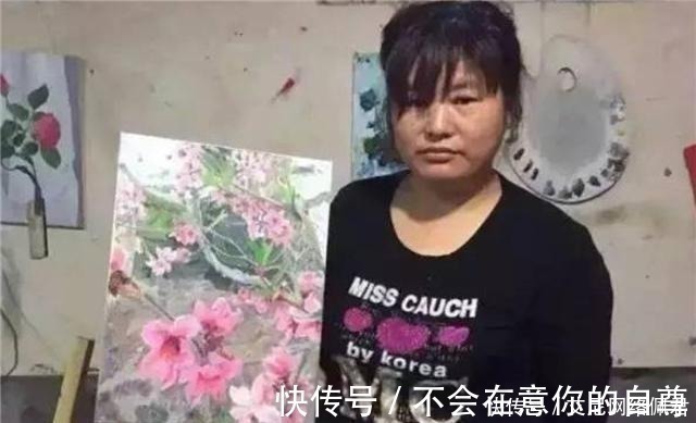 农村妇女#大妈模仿大师画桃花,200元一副却能以假乱真,专家:亵渎艺术
