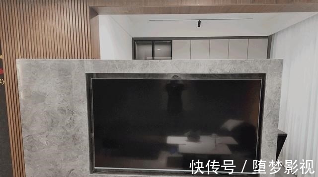 欧松板|打掉客厅与书房隔墙，壁挂悬浮电视墙做隔断，实现功能区互通共享
