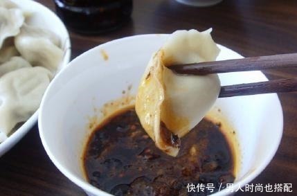 拌饺子馅时,有人放热油有人放香油,大厨都不对,不懂别乱放!