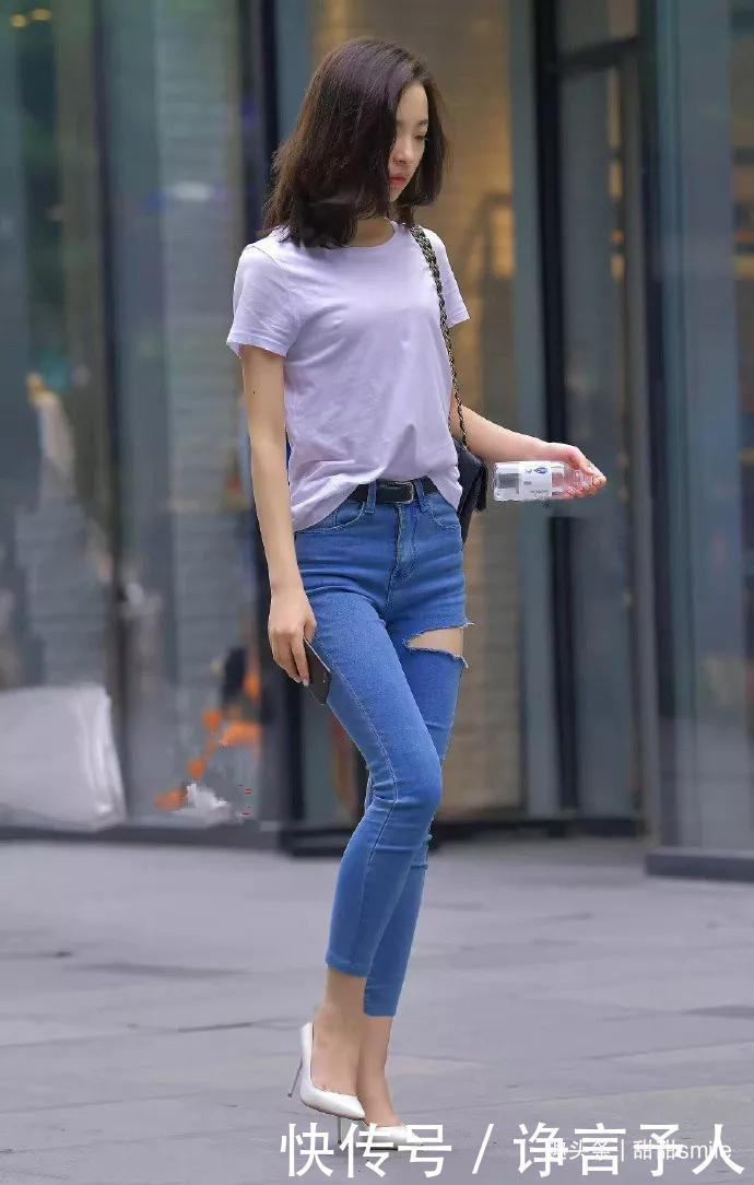 小姐姐脚上一双尖头的白色高跟鞋让她显高显瘦，又充满着魅力