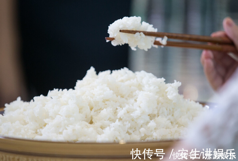 外行|蒸米饭,只加清水是外行,牢记3个窍门,米饭香软好吃,粒粒分明