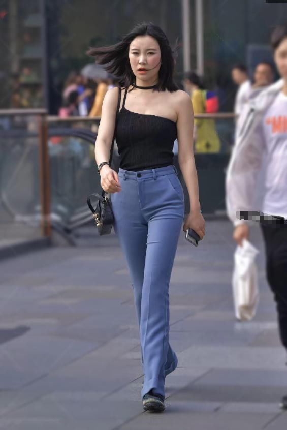 休闲裤穿出瑜伽裤的效果,大姐身材好就是任性