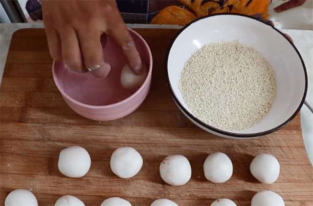 想吃红豆沙麻团不用出去买,详细做法告诉你,学会都可以摆摊了