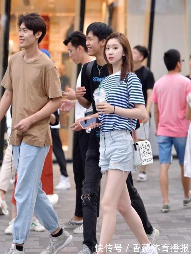 色调 红色背心搭配黑色裙子,分分钟秀出好气质