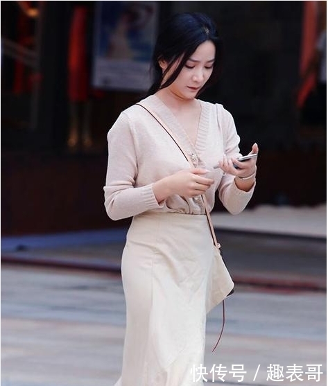 修长|街拍:小姐姐穿着超短裤,双腿修长匀称,魅力十足