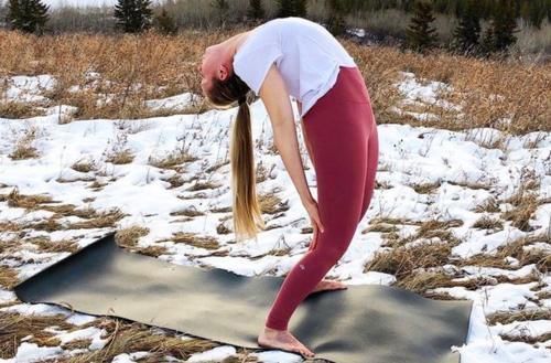 地面|感觉累了就练一练瑜伽,可以拉伸身体,消除疲劳,平和内心