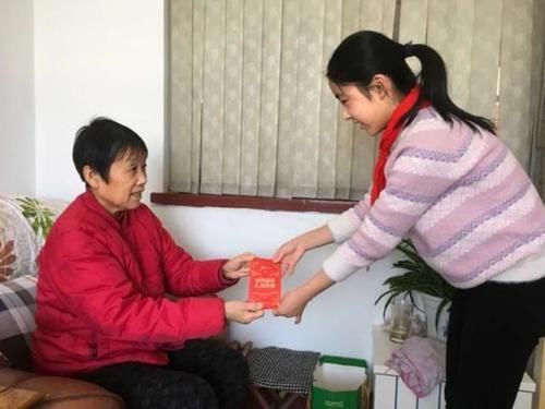 红纸|过年给孩子压岁钱,该年三十晚上给还是等到大年初一,是有讲究的