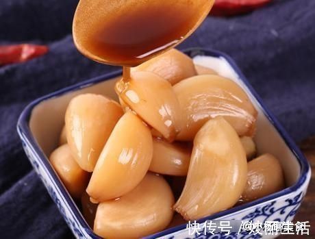 腌糖醋蒜有技巧，别只会加糖和醋，掌握好技巧，大蒜不苦还易存放